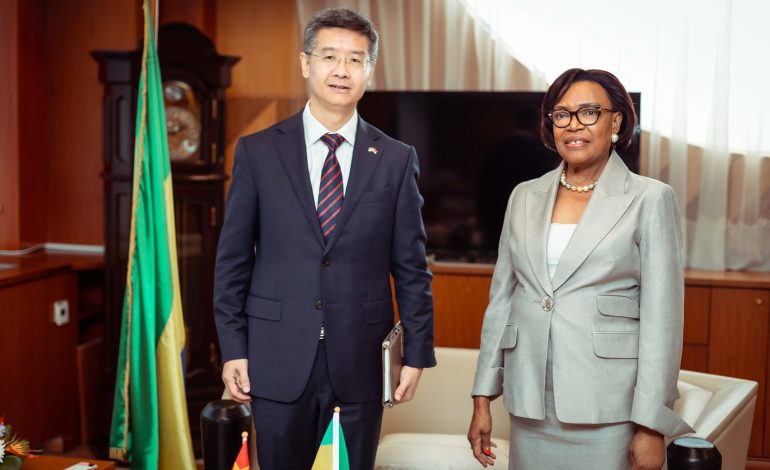 L’Ambassadeur de Chine S.E.M LI Jinjin reçu ce vendredi 22 septembre en audience par la présidente du Sénat Mme Paulette MISSAMBO au palais Omar Bongo