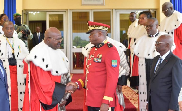 Le Président de la Transition, Chef de l’Etat, le Général Brice Clotaire Oligui Nguema prend part à la cérémonie d’installation du Premier Président de la Cour des Comptes