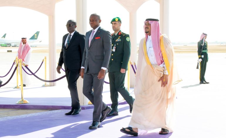 Le Chef de l’Etat, le Général Brice Clotaire OLOGUI NGUEMA s’entretient avec des hommes d’affaires saoudiens