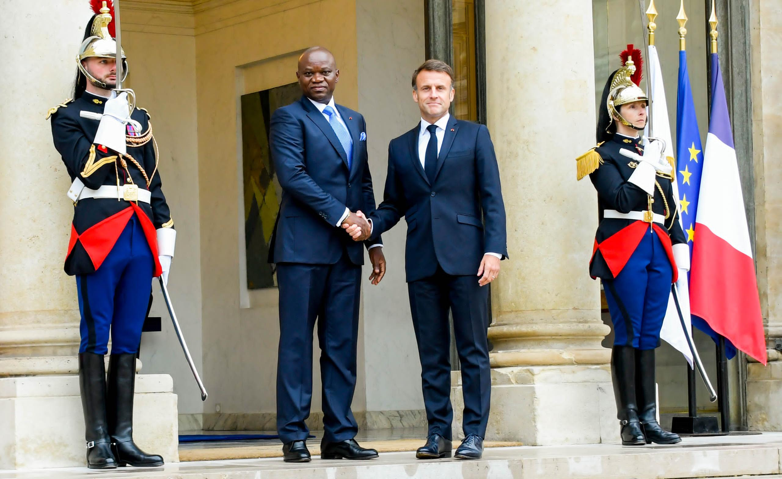 LE PRÉSIDENT DE LA TRANSITION REÇU AU PALAIS D’ ELISÉE PAR EMMANUEL MACRON .