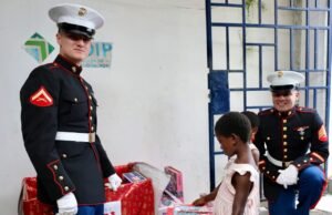 Fête De Noël: LES MARINES À L’ORPHELINAT MAISON DE L’ESPOIR