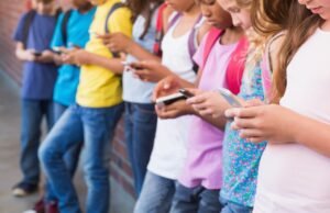 Réseaux sociaux : la France dit « stop » aux moins de 15 ans.