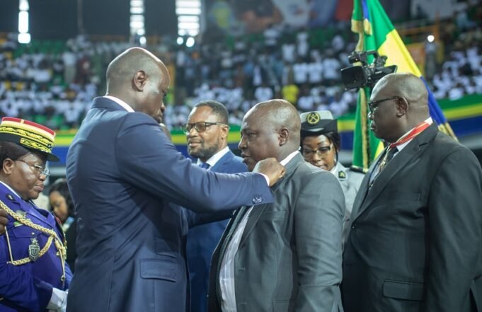 Les-enseignants-honorés-par-le-Chef-de-lEtat