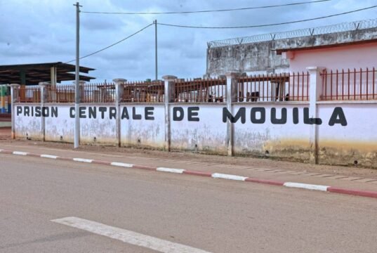 Mouila : enquête ouverte après l’interpellation d’agents pénitentiaires au palais de justice