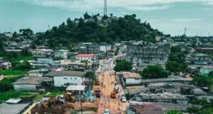 Nzeng-Ayong : après deux ans de travaux et de perturbations, un axe rouvert mais encore loin des attentes des habitants