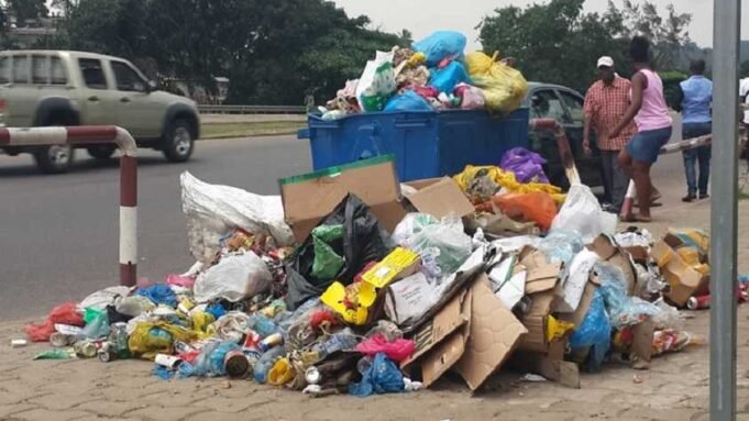 confie-alors-au-secteur-prive-le-ramassage-des-ordures-menageres-a-ete-un-sujet-de-mecontentement-ces-dernieres-annees-a-libreville-2