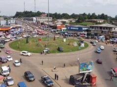PK12 : un chantier routier, un marché à reconstruire et des commerçants sous tension