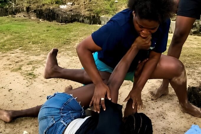 Une bagarre entre deux adolescentes à Lambaréné, filmée et diffusée sur les réseaux sociaux, a pris une tournure judiciaire inattendue : huit jeunes filles se retrouvent aujourd’hui derrière les barreaux, en détention préventive à la maison d’arrêt de la ville.