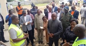 À 74 jours de la Fête de la Libération, le Vice-Président du Gouvernement visite Makokou en plein chantier