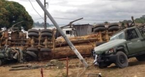 Lambaréné :un camion chargé de grumes sème la panique et percute trois véhicules de l’Armée