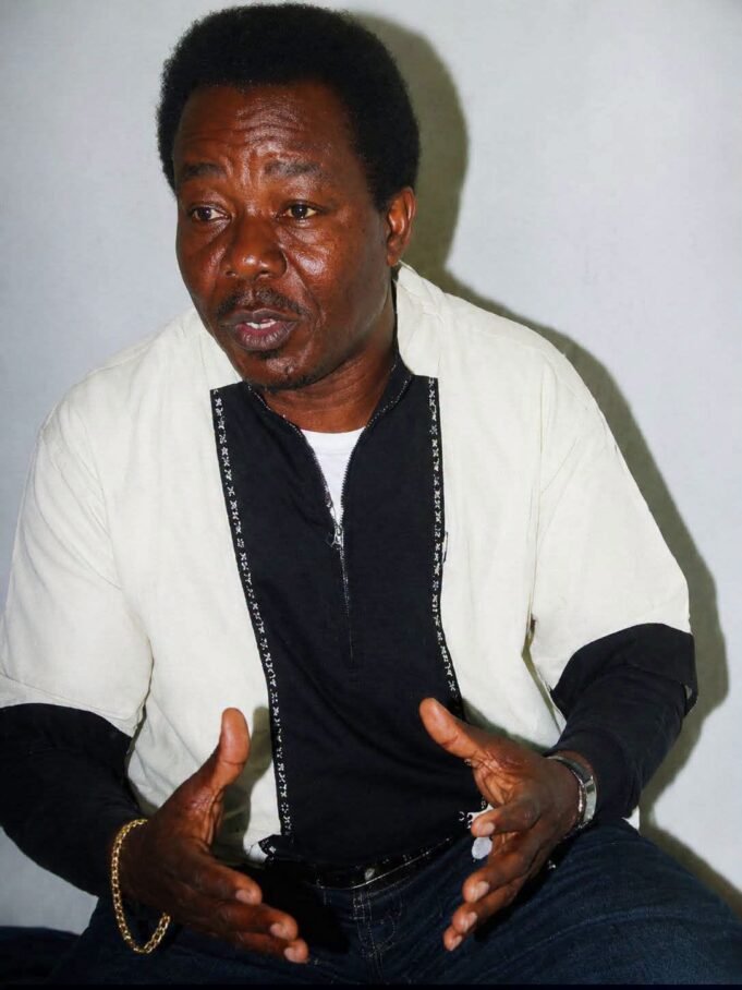 Disparition de Max Makolani : le Gabon pleure l'une des plus grandes voix de son patrimoine culturel Le Gabon est en deuil. L'artiste Max Makolani, figure incontournable de la musique traditionnelle gabonaise, s'est éteint, laissant derrière lui un héritage artistique qui a marqué plusieurs générations. Avec sa disparition, le pays perd bien plus qu'un musicien : il voit s'en aller l'un des plus fervents défenseurs de son identité culturelle. Durant toute sa carrière, Max Makolani a fait le choix de rester fidèle aux racines musicales gabonaises. À une époque où les sonorités modernes s'imposaient progressivement, il a continué à faire vivre les rythmes traditionnels, les langues locales et les instruments du terroir. Son engagement en faveur de la préservation des cultures gabonaises a fait de lui une référence incontournable dans le paysage artistique national. Parmi les œuvres qui ont marqué sa carrière, **Mbolo** demeure l'un des titres les plus emblématiques. À travers ses chansons, l'artiste associait musique, traditions et messages de société, offrant au public un répertoire profondément ancré dans les réalités culturelles du Gabon. Ses compositions ont largement contribué à transmettre aux jeunes générations une partie de la mémoire collective du pays. Au fil des années, Max Makolani s'était imposé comme l'un des principaux ambassadeurs de la culture gabonaise, aussi bien sur la scène nationale qu'à l'international. Ses prestations rappelaient l'importance de préserver les richesses culturelles locales dans un contexte de mondialisation où les identités traditionnelles sont parfois mises à l'épreuve. L'annonce de son décès a suscité une vive émotion à travers le pays. Sur les réseaux sociaux, artistes, acteurs culturels et nombreux anonymes lui rendent hommage, saluant un homme passionné, humble et profondément attaché à la valorisation du patrimoine gabonais. Beaucoup soulignent l'empreinte durable qu'il laisse dans l'histoire de la musique nationale. Si Max Makolani n'est plus, son œuvre continuera de résonner à travers ses enregistrements et l'inspiration qu'il a transmise à toute une génération d'artistes. Son parcours rappelle le rôle essentiel que joue la musique dans la sauvegarde de la mémoire collective et la transmission des valeurs culturelles. Son nom restera indissociable de l'histoire de la musique traditionnelle gabonaise et de la défense du patrimoine immatériel du pays.