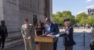 Visite d’État en France : Brice Clotaire Oligui Nguema rend hommage aux héros français et renforce les liens historiques entre Libreville et Paris