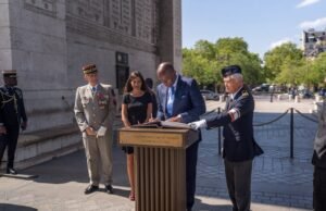 Visite d’État en France : Brice Clotaire Oligui Nguema rend hommage aux héros français et renforce les liens historiques entre Libreville et Paris