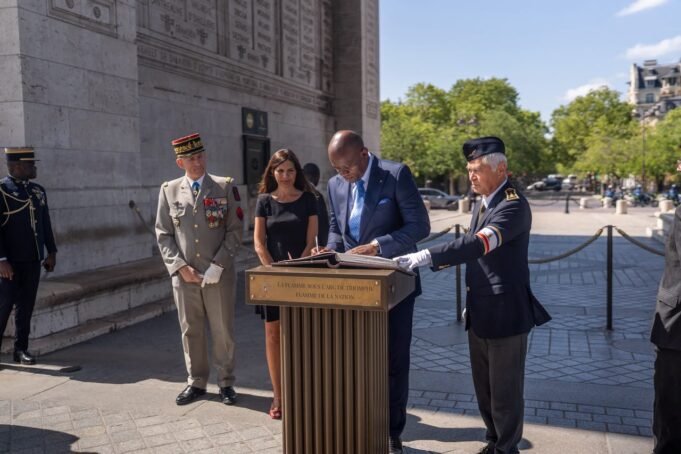 Visite d’État en France : Brice Clotaire Oligui Nguema rend hommage aux héros français et renforce les liens historiques entre Libreville et Paris