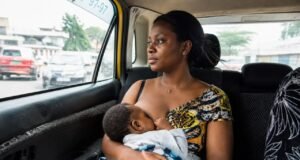 Gabon : nourrir son bébé en public, un geste naturel encore difficile à assumer