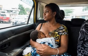 Gabon : nourrir son bébé en public, un geste naturel encore difficile à assumer