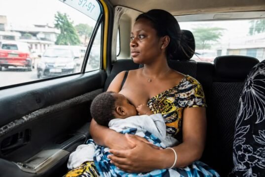 Gabon : nourrir son bébé en public, un geste naturel encore difficile à assumer
