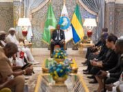 Journée nationale du Drapeau : le Chef de l’État échange avec les notables du Grand Libreville