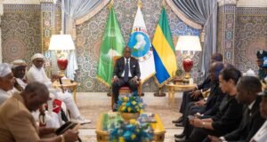 Journée nationale du Drapeau : le Chef de l’État échange avec les notables du Grand Libreville