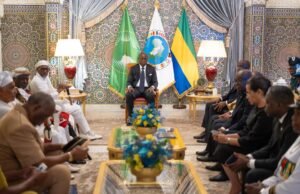 Journée nationale du Drapeau : le Chef de l’État échange avec les notables du Grand Libreville