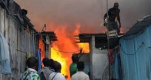 Mouila : six enfants meurent dans l’incendie de deux habitations précaires, une nuit d’horreur qui bouleverse toute une ville