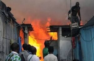 Mouila : six enfants meurent dans l’incendie de deux habitations précaires, une nuit d’horreur qui bouleverse toute une ville