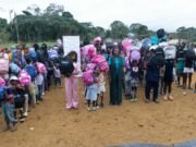 Ogooué Ivindo : la Fondation Ma Bannière va jusqu’aux villages les plus reculés pour préparer la rentrée scolaire
