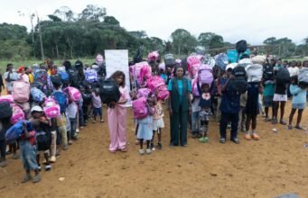 Ogooué Ivindo : la Fondation Ma Bannière va jusqu’aux villages les plus reculés pour préparer la rentrée scolaire