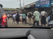 Libreville : les commerçants occupent les trottoirs, les piétons contraints de marcher sur la chaussée… jusqu’où ira le problème ?