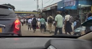 Libreville : les commerçants occupent les trottoirs, les piétons contraints de marcher sur la chaussée… jusqu’où ira le problème ?