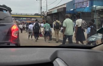 Libreville : les commerçants occupent les trottoirs, les piétons contraints de marcher sur la chaussée… jusqu’où ira le problème ?