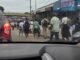Libreville : les commerçants occupent les trottoirs, les piétons contraints de marcher sur la chaussée… jusqu’où ira le problème ?