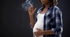 Infertilité : le tabac pourrait réduire jusqu’à 40 % les chances de concevoir, l’alerte de l’OMS