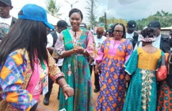 Woleu Ntem : Zita Oligui Nguema place les femmes porteuses de projets au cœur de sa tournée et annonce un financement pour leurs microprojets