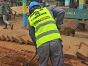 Tchibanga étouffe sous les déchets : la mairie supprime les bacs à ordures pour débarrasser les quartiers des dépôts abondants afin d’assainir la ville