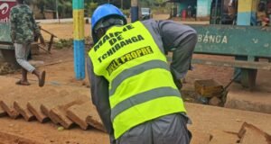 Tchibanga étouffe sous les déchets : la mairie supprime les bacs à ordures pour débarrasser les quartiers des dépôts abondants afin d’assainir la ville
