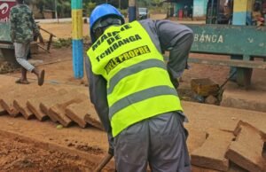 Tchibanga étouffe sous les déchets : la mairie supprime les bacs à ordures pour débarrasser les quartiers des dépôts abondants afin d’assainir la ville