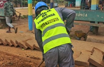 Tchibanga étouffe sous les déchets : la mairie supprime les bacs à ordures pour débarrasser les quartiers des dépôts abondants afin d’assainir la ville
