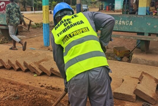 Tchibanga étouffe sous les déchets : la mairie supprime les bacs à ordures pour débarrasser les quartiers des dépôts abondants afin d’assainir la ville