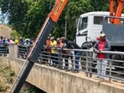 Oyane 1 : un camion chargé de bois chute entre deux ponts, le chauffeur tué dans l’accident