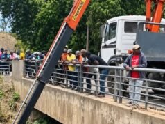 Oyane 1 : un camion chargé de bois chute entre deux ponts, le chauffeur tué dans l’accident