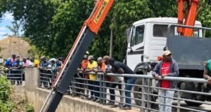 Oyane 1 : un camion chargé de bois chute entre deux ponts, le chauffeur tué dans l’accident