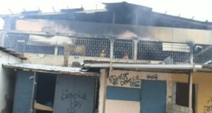 Marché d’Ambowé : des commerçants dévastés après une nuit ravagée par les flammes