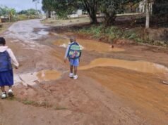 Bizango Akelening : les premières pluies replongent le quartier dans les flaques et les nids de poule, les habitants craignent le pire