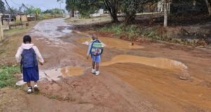 Bizango Akelening : les premières pluies replongent le quartier dans les flaques et les nids de poule, les habitants craignent le pire