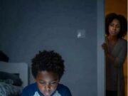 Santé de l’enfant : trop d’écrans peuvent retarder le langage et perturber le comportement, voici comment protéger son développement