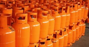 Makouké : malgré la réglementation, la bouteille de gaz de 12,5 kg passe à 6 000 FCFA, les ménages paient le prix des difficultés d’acheminement