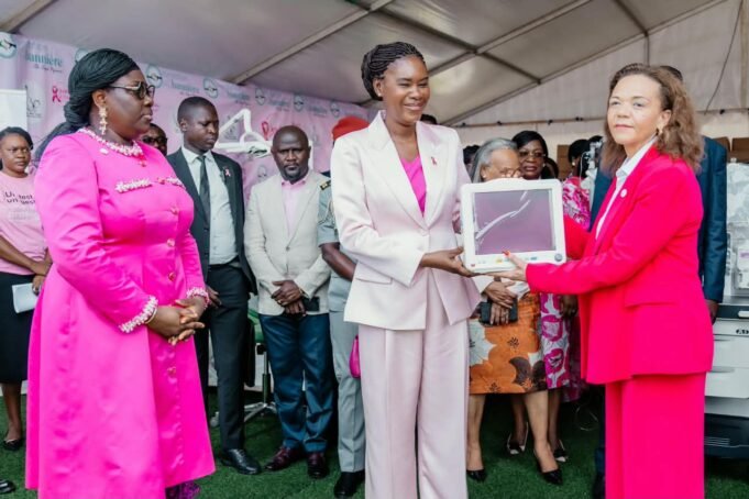 Octobre Rose 2026 : la Première Dame Zita Oligui Nguema renforce les capacités de la Fondation Jeanne Ebori avec une importante dotation en équipements médicaux
