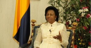 Gabon : plus de 300 participants, des débats interminables et des compromis décisifs, Mborantsuo raconte les coulisses de la Constitution de 1990