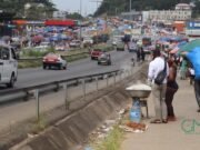Gabon : au PK12, la destruction du marché pousse les commerçants sur les trottoirs et oblige les piétons à risquer leur vie sur la chaussée